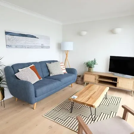 Apartment Spectacular Waterfront Views With Parking At 'mariners Mirror'